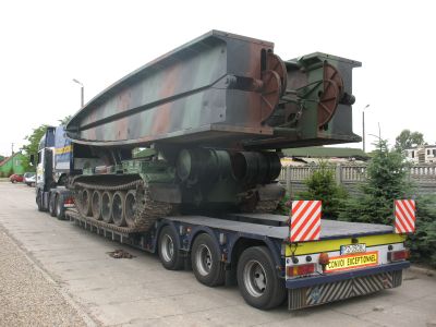 Most czołgowy BLG na podwoziu T-55 transportowany na zestawie niskopodwoziowym INTER- TRADE VAN ROSSUM
